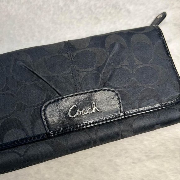 COACH woman’s wallet. Black. Authentic leather. 17 compartments. Beautiful. - Picture 2 of 8